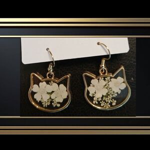 Gold Wired White Flowers Cat Face Earrings